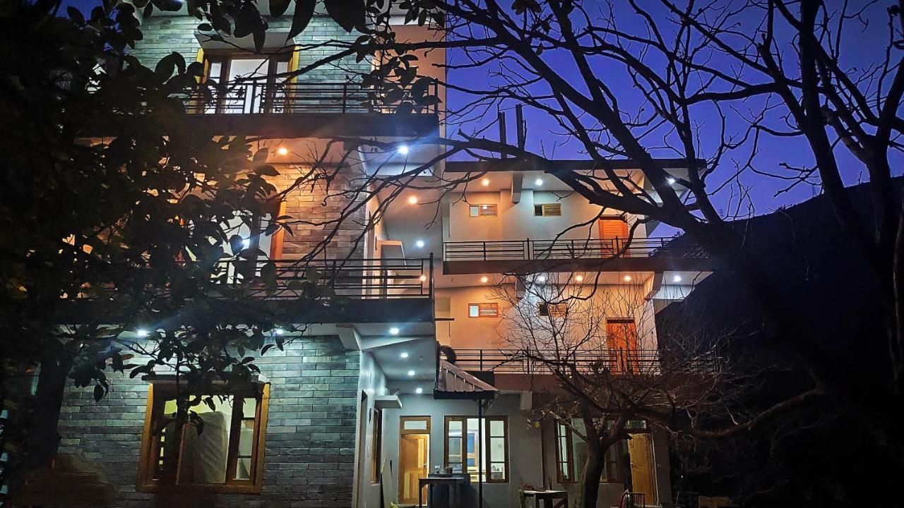 Tirthan Grand Riverside Banjār Esterno foto