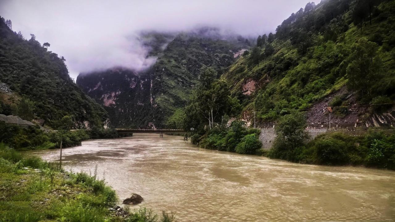 Tirthan Grand Riverside Banjār Esterno foto