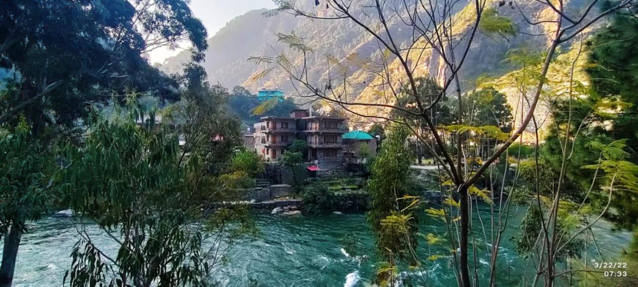 Tirthan Grand Riverside Banjār Esterno foto
