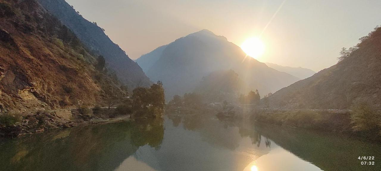 Tirthan Grand Riverside Banjār Esterno foto