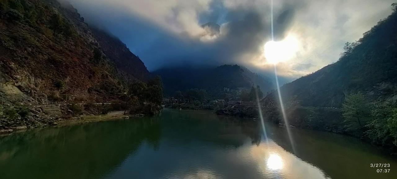 Tirthan Grand Riverside Banjār Esterno foto