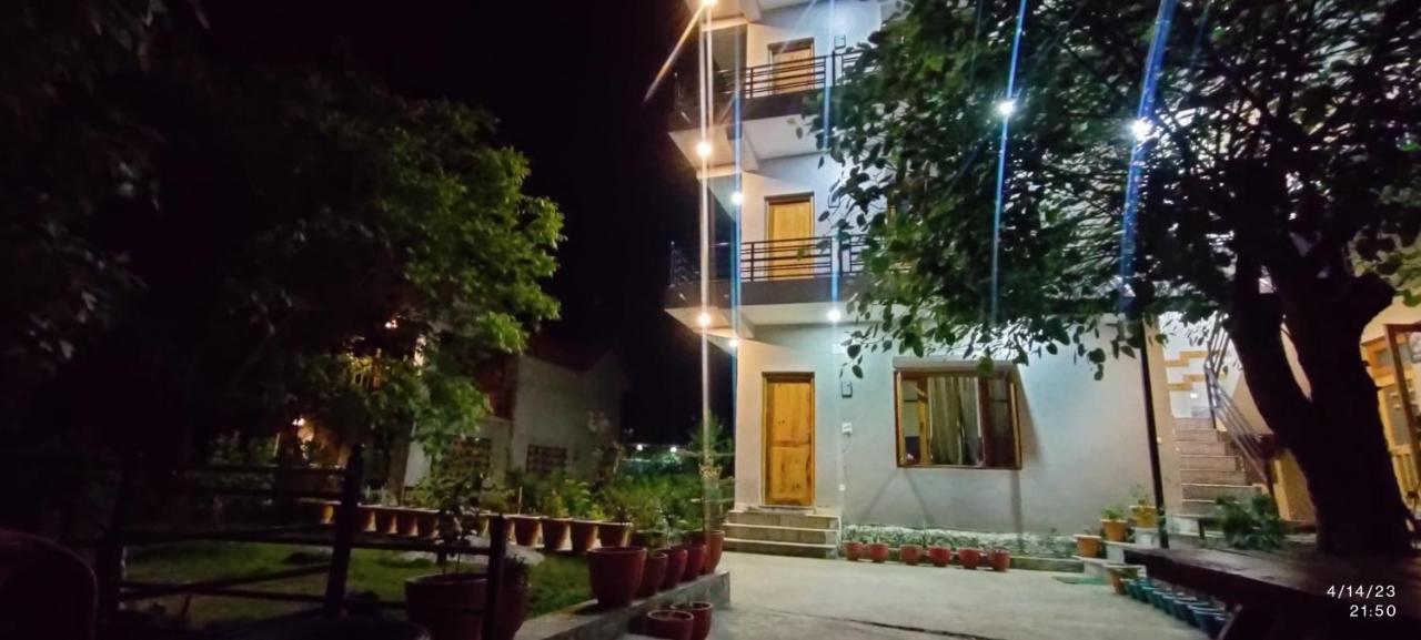 Tirthan Grand Riverside Banjār Esterno foto
