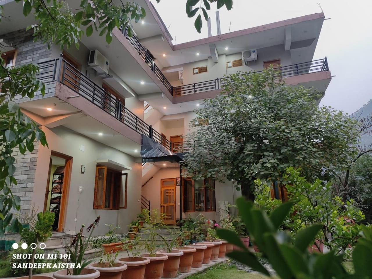 Tirthan Grand Riverside Banjār Esterno foto