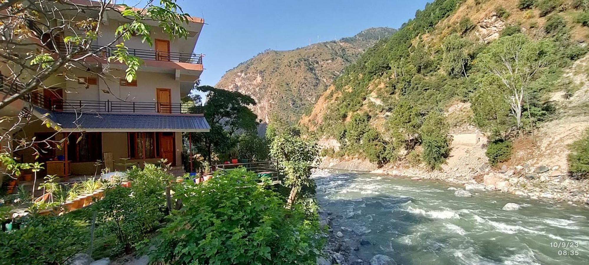 Tirthan Grand Riverside Banjār Esterno foto