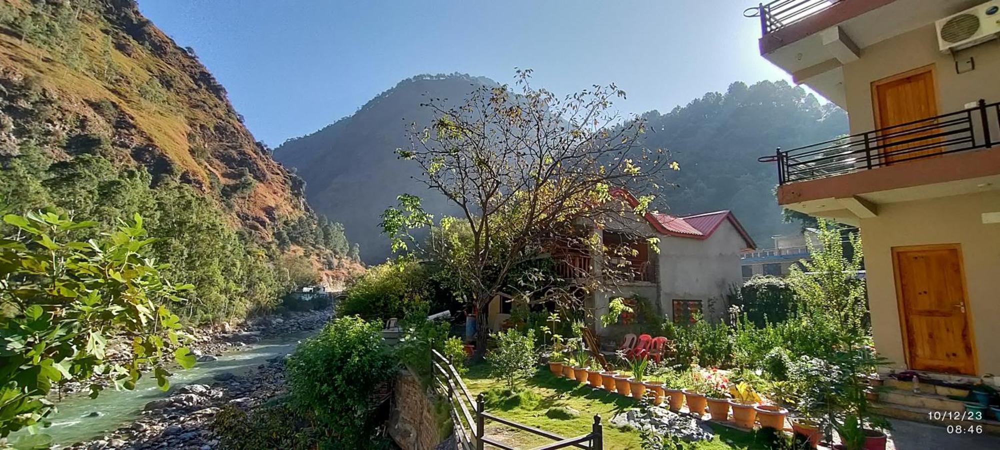 Tirthan Grand Riverside Banjār Esterno foto