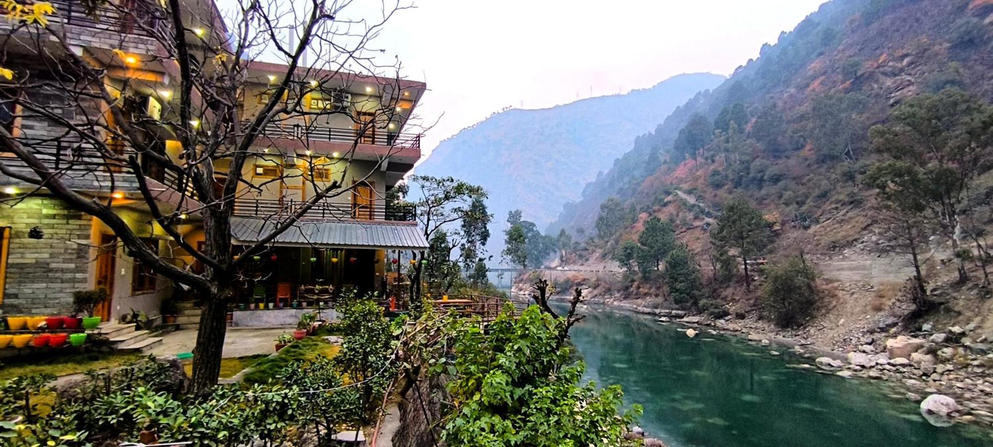 Tirthan Grand Riverside Banjār Esterno foto